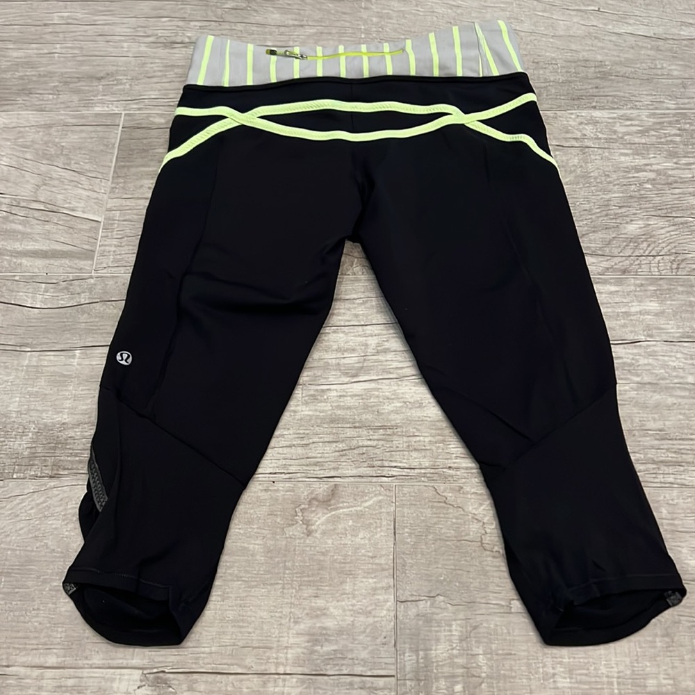 Lululemon Run Pace Crop Black Deauville Stripe Clear‎ Mint Black/Green Size 6